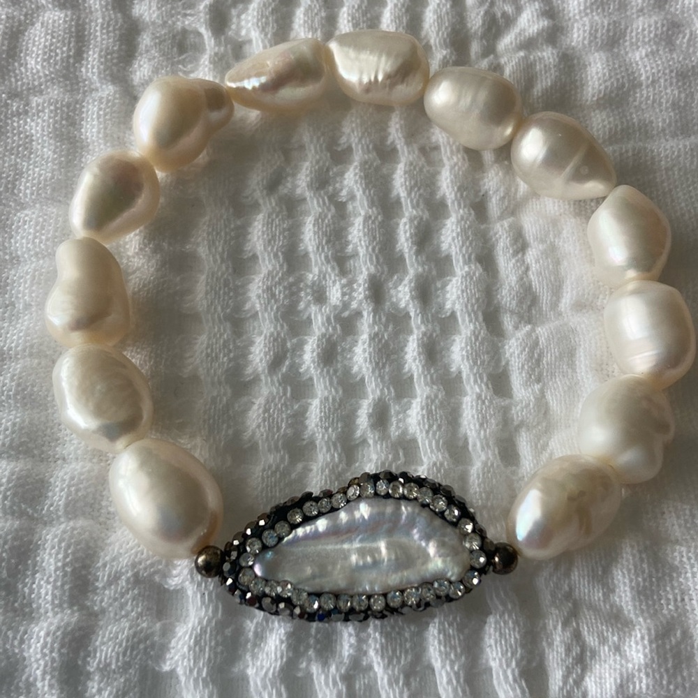 Pearl elastic bracelet with mother of pearl and crystal stone